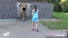 امرأة سمراء تقترح على رجل يخرج من مرحاض عام لممارسة الجنس معها