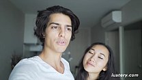 فتاة آسيوية فقيرة تمارس الجنس مع صديق جامعي