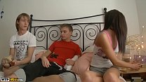 اثنين من الأولاد يمارسون الجنس مع فتاة شابة ومثيرة