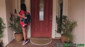 يذهب إلى المنزل لتلقي جرعة يومية من الجنس