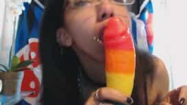 يريد أن يظهر لك أنه يستطيع أن يمتص الديك بأي حجم