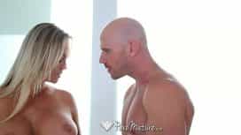 المرأة ذات الصدور الجميلة تضاجعه كثيرا