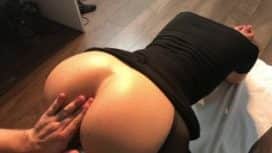 Elini kıçına koyar ve onu sever