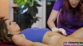 كلتا الفتاتين ينتهي بهما الأمر أن تكونا مثليات