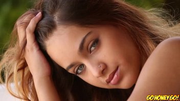 لديها كس مبلل للغاية ولا تعرف ماذا تفعل به