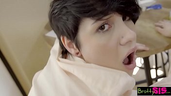 إنها تريد أن يمارس الجنس معها أفضل بكثير من صديقها