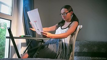 أفلام Xxl مجانية مع فتاة طالبة استمناء وتريد أن تلعق ثديها الكبير