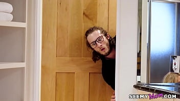 هذا الصبي يزعج اثنين من الهرات عندما يفرك ويمارس الجنس من قبلهم