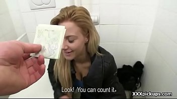 تمتص الديك حتى تتدفق الحيوانات المنوية في الفم