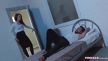 هذا الشرطي الفاسد لا يريد الديك أي نقود