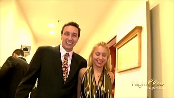 عندما يراها عارية ، يكون قضيبه أكبر من السحر بمقدار 5 سم