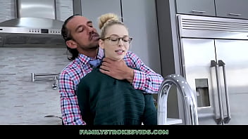 سكس مع بنت خالي في السرير مع ابنها