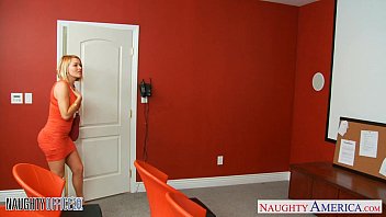 تدفع المرأة للمحامين الذين يمارسون الجنس معهم كثيرًا