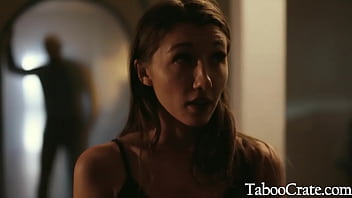 في الهرة الضيقة يريد صاحب الديك أن يدخل الآن