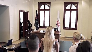 بعد مشادة في المحكمة ، تركت مع الجنس الجماعي