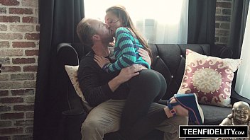 اخت تعلم أخيها الجنس رجل ابيض مع فتاة سوداء