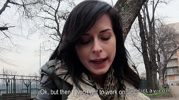 يبيع كسه مقابل بضعة بنسات فقط حتى تشعر بالرضا