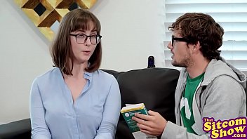 المرأة ذات النظارات تضربه جيدًا