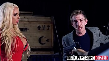 الشرموطه كسها حيحان تجيب جارها ويظبطها نياكه