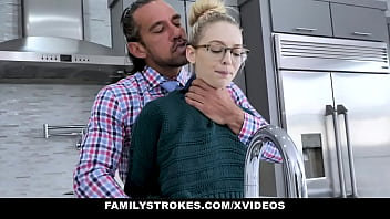 ردت فعل عند رؤية القضيب تنيك كل العائلة مترجم