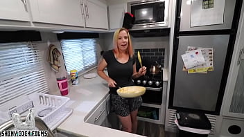 مارس الجنس مع تلميذته رجل ينيك بنته الصغيرة