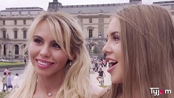 إنها تفرك شفتيها جيدًا على ديك هذه الكلبة الشقراء وتريد أن تمارس الجنس وتفعل ذلك