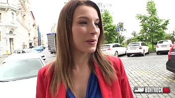 تريد المرأة أن تظهر لك عدد الأوهام التي تفكر فيها والتي تريد أن تمارسها