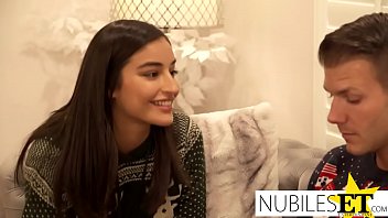 ليلة بعد ليلة يضع قضيبه في بوسها دون علمها ، لكنها تشعر بتحسن