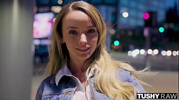 امرأة مليئة بالوشم على جسدها تريد أن تعرف قضيبك على انفراد