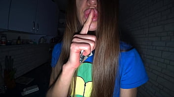 تبيع كسها بسعر مناسب للرجال لكي يجذبهم العرض