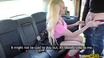 تقوم بتدليك قضيب الرجل جيداً وتجعله يقذف كثيراً