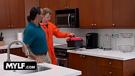 مصري ينيك زوجته لأول مرة من طيزها وهي تعيط